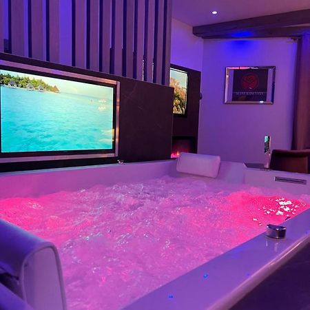 Chic & Jacuzzi Apartment Givors Luaran gambar