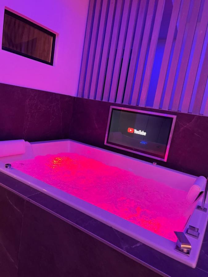 Chic & Jacuzzi Apartment Givors Luaran gambar