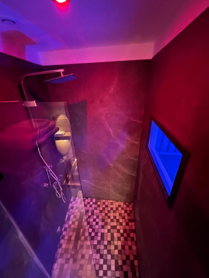Chic & Jacuzzi Apartment Givors Luaran gambar