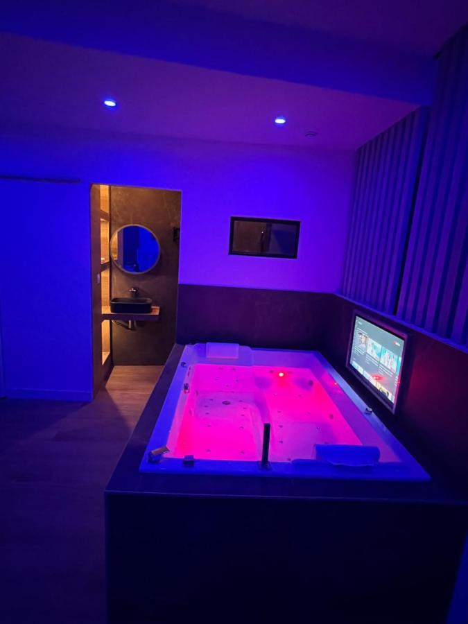 Chic & Jacuzzi Apartment Givors Luaran gambar