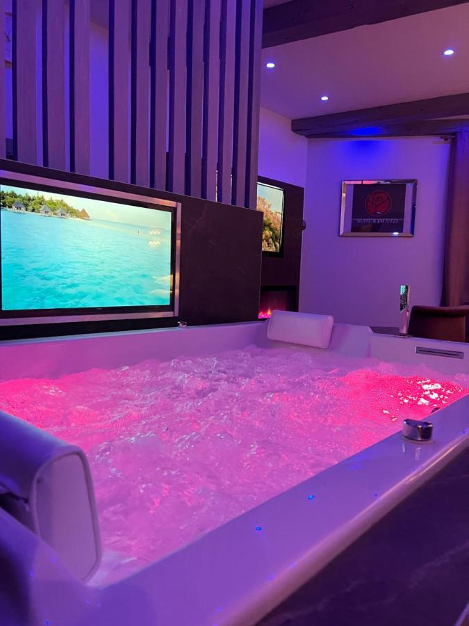Chic & Jacuzzi Apartment Givors Luaran gambar