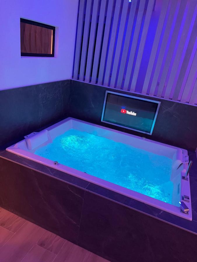 Chic & Jacuzzi Apartment Givors Luaran gambar